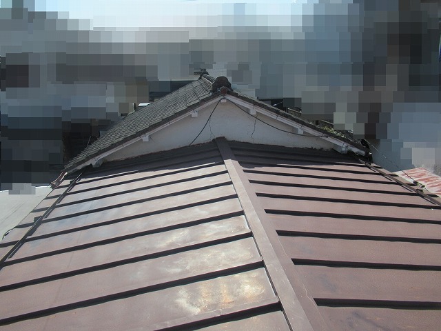 甲府市で雨漏れポタポタ！瓦棒葺き屋根・セメント瓦屋根の劣化穴